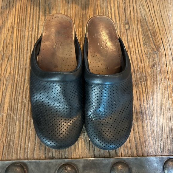 GUC Women Dansko Perforated BlackLeather Slip Slide Mule Clog size 39 - Picture 2 of 7